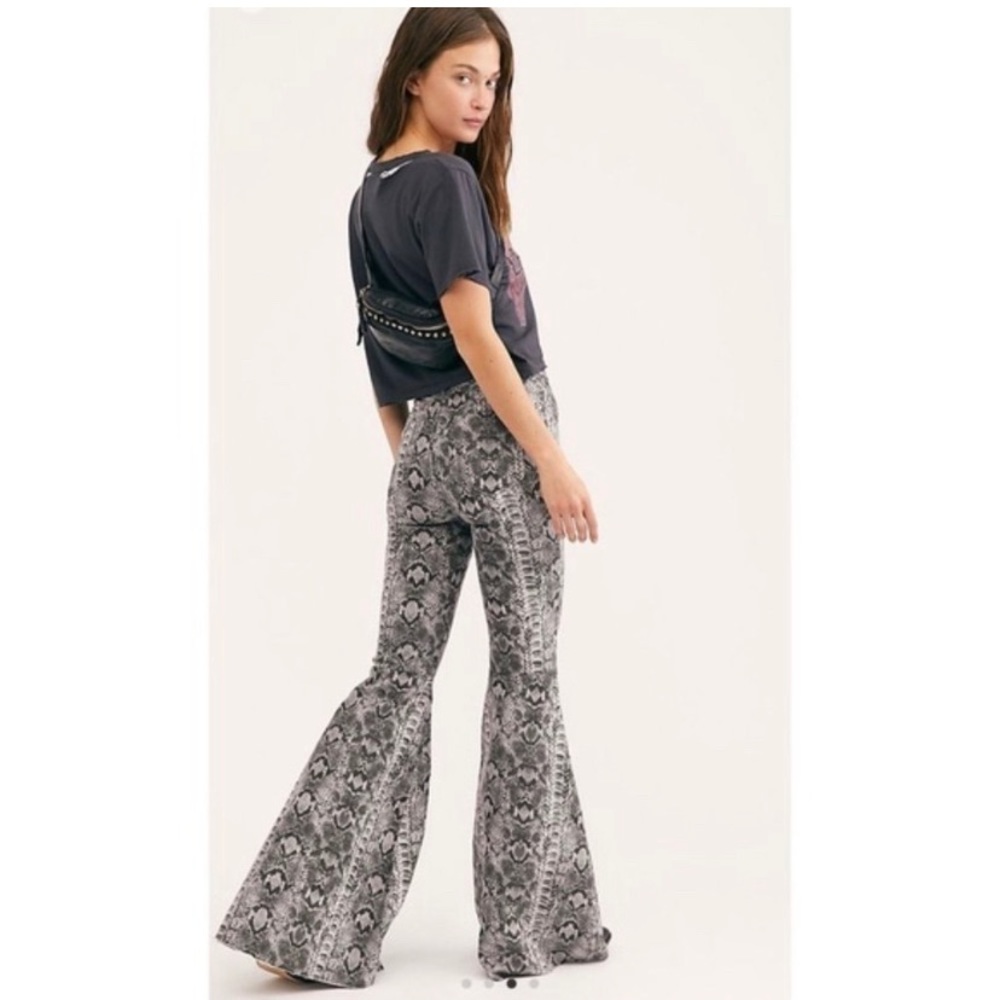 FREE PEOPLE Just Float On Flare Printed Jeans Snakeskin Size 27 - Picture 2 of 9